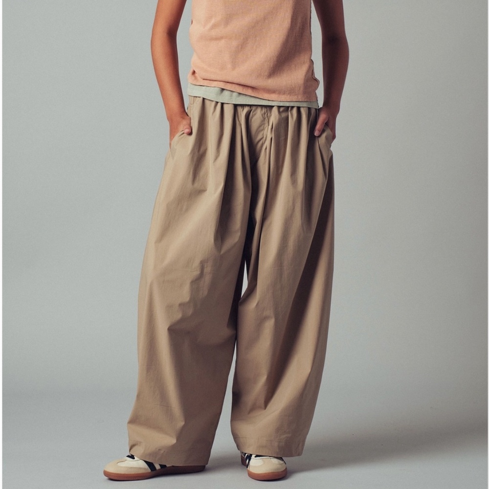 NEW! Urban Daisy Contrast Waist Cocoon Leg Khaki Pants, Women's Size’s S,M & L